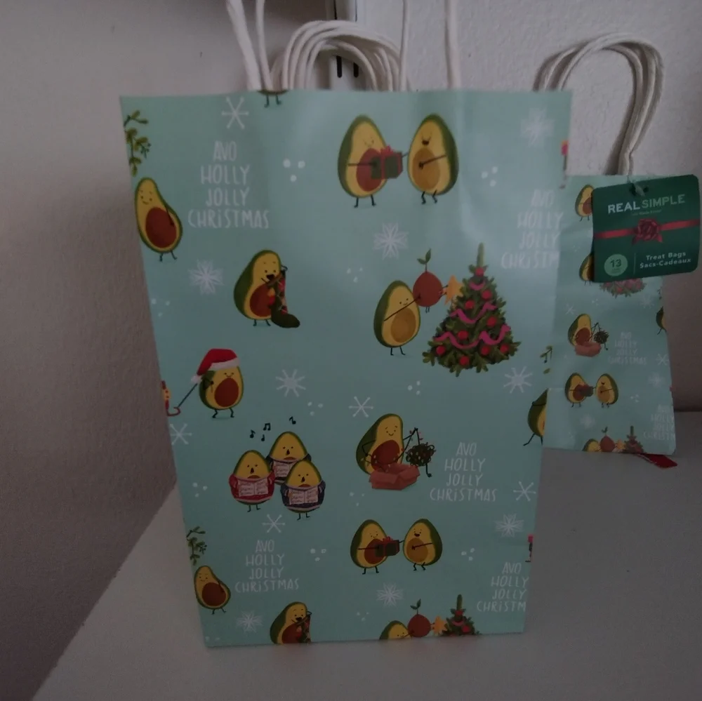 Real Simple set of 8 Christmas holiday gift bags Avocado Merry Christmas Print